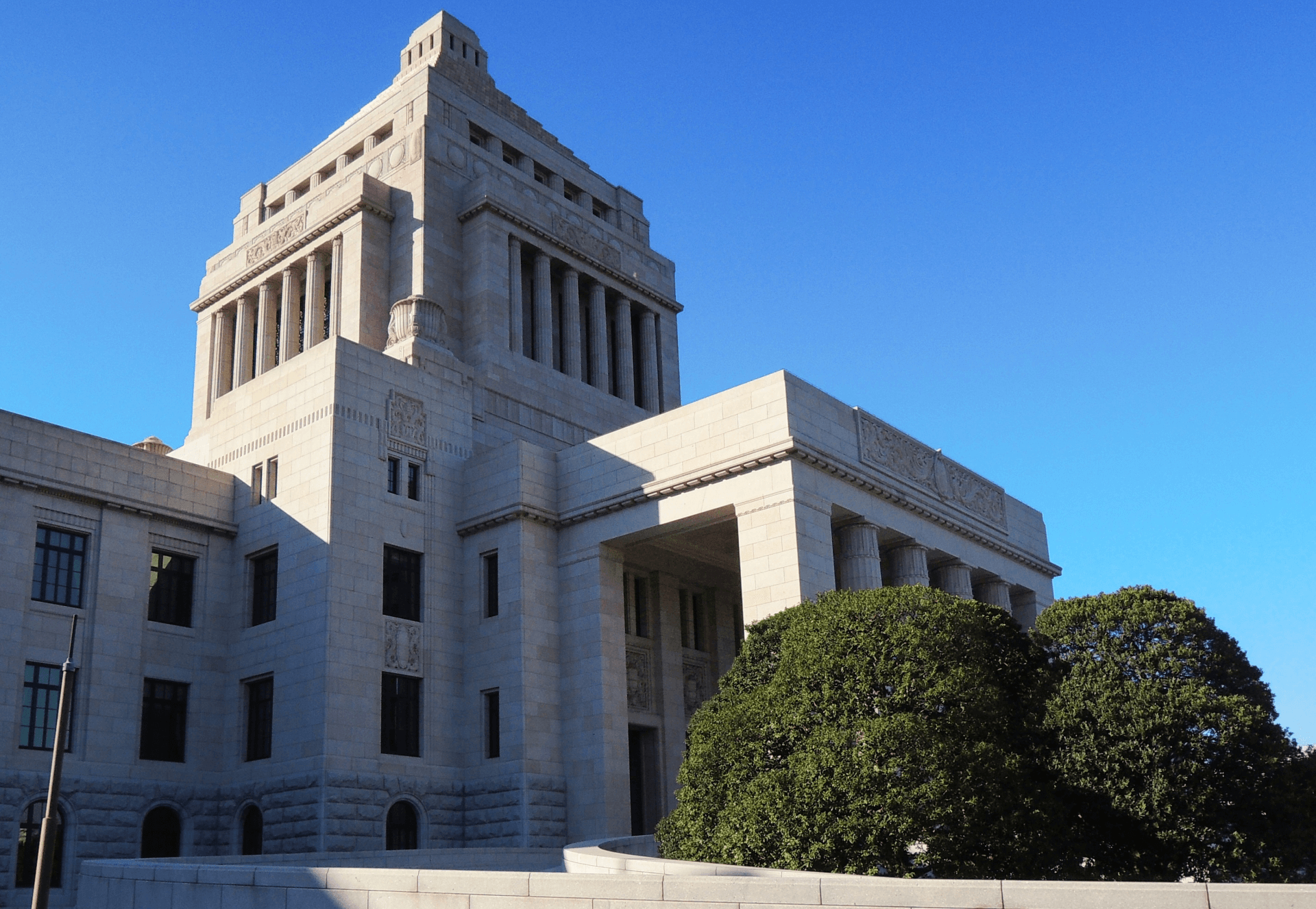 「強い経済」へ――実現への壁は古い日本と同調圧…